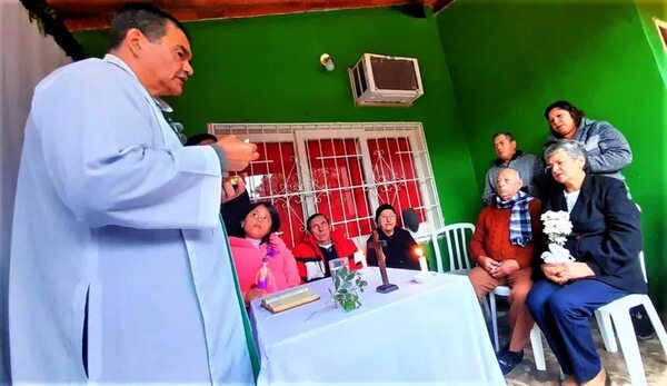 Celebran bautismo y matrimonio de una pareja que lleva 43 años de vivir juntos en Carapeguá - Nacionales - ABC Color