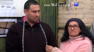 Padres se encadenan denunciando la precariedad en una escuela de Ñemby
