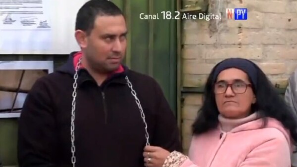 Padres se encadenan denunciando la precariedad en una escuela de Ñemby