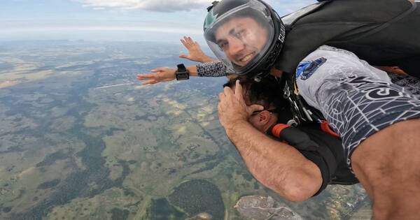 La Nación / Salto en paracaídas en Ypacaraí: una emoción extrema