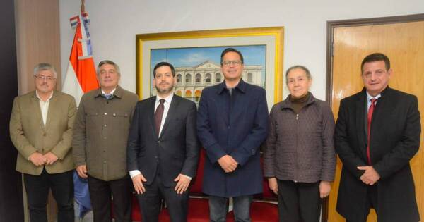 La Nación / Desafíos educativos, analizados con la federación de padres