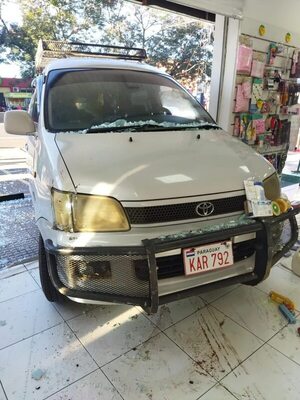 Video: por culpa de un pack de cerveza, un auto atravesó blindex de farmacia - Policiales - ABC Color