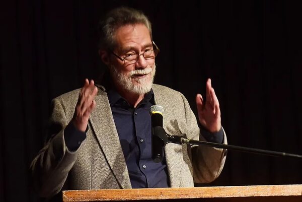 El psiquiatra Charles Rodas presentó su libro con un ameno brindis - Sociales - ABC Color