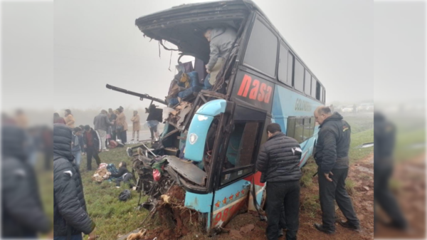 [VIDEO] Quíntuple choque deja fallecidos y un montón de heridos