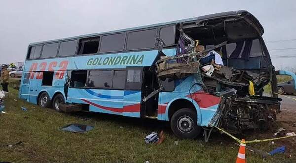 Dos fallecidos y más de diez heridos en trágico accidente - ADN Digital