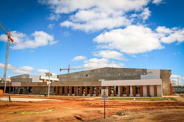Titular del MOPC realiza verificación de obras del futuro Gran Hospital de Coronel Oviedo