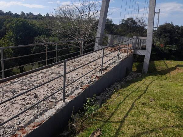 REALIZAN TRABAJOS DE MANTENIMIENTO AL PUENTE COLGANTE DE CAPITÁN MEZA