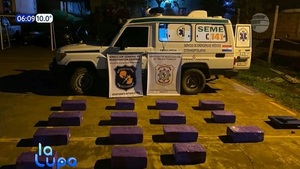 ¡Insólito! Interceptan ambulancia que trasladaba una carga de droga como "paciente" - Noticias Paraguay