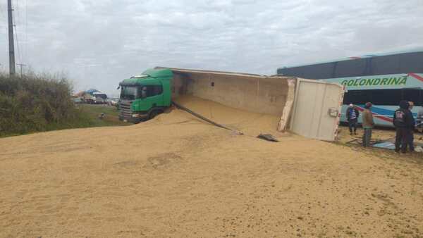 2 fallecidos, 4 vehículos protagonizan fatal accidente en J. Eulogio Estigarribia