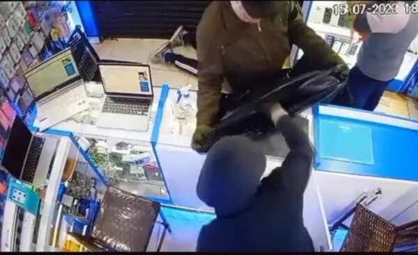 Disfrazados de policías asaltaron local y robaron 70 celulares iPhone