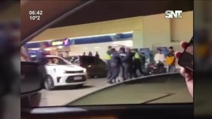 Policías atacados a botellazos - SNT