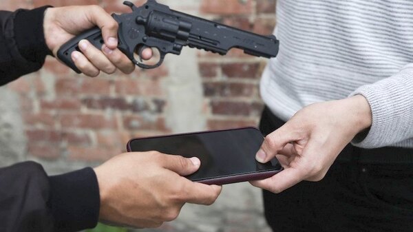 Violento asalto: polis truchos roban a bulto celulares chururú de un local
