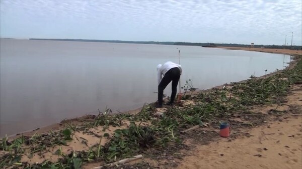 Limpieza y mantenimiento en la playa San José de Encarnación tras las lluvias