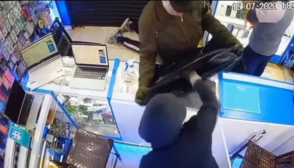 Diario HOY | Delincuentes disfrazados de policías asaltan local: roban 70 celulares iPhone