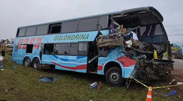 AL MENOS DOS MUERTOS Y MÁS DE 12 HERIDOS EN CHOQUE DE CAMIÓN Y BUS DE DOS PISOS - Itapúa Noticias