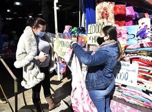 Oferta de abrigos del Mercado 4: bajas ventas hasta el momento ante la ausencia del frío - Economía - ABC Color