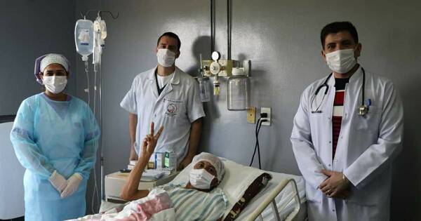 La Nación / Dan de alta a un paciente trasplantado