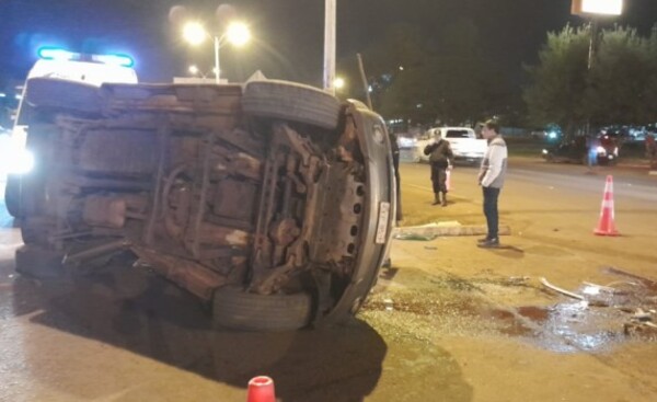 Violento accidente deja importantes daños materiales