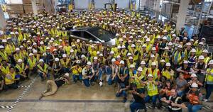 La Nación / Sale de fábrica la primera Cybertruck de Tesla