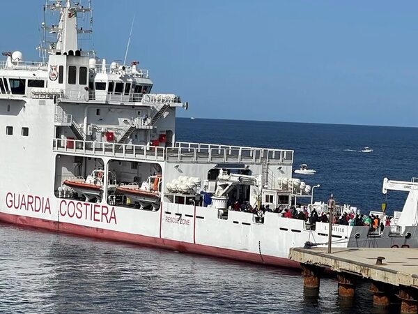 Unos 1400 migrantes llegan a Lampedusa en 24 horas y el Geo Barents rescata a otros 282 - Mundo - ABC Color