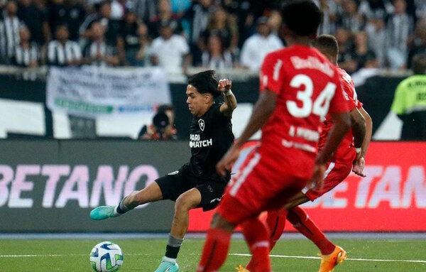 Versus / Con Matías Segovia participativo, Botafogo volvió a ganar y sigue imparable