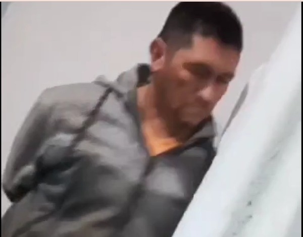 (Video) ¡Policía detenido armó feroz escándalo en la comisaría!