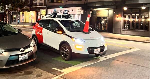 La Nación / Activistas propeatón inhabilitan taxis robot en San Francisco
