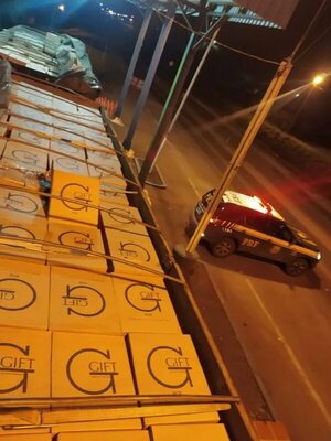 Policía brasileña incauta camión cargado con 375.000 cajetillas de cigarrillos - ABC en el Este - ABC Color