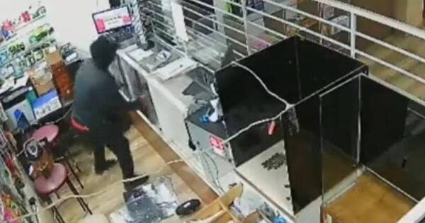 La Nación / Banda de atracadores vació negocio de teléfonos por tercera vez