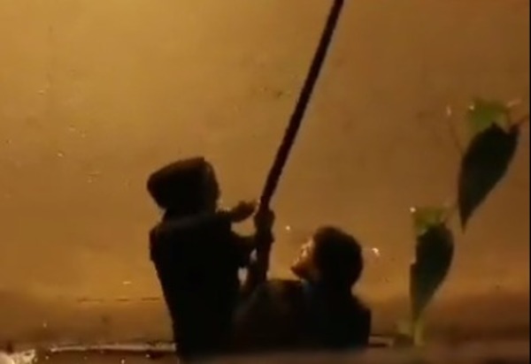 (Video) ¡Malandros son grabados robando cables de la Copaco!