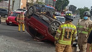 Dos niños quedan heridos en un cuádruple choque en Asunción