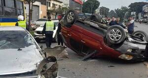 La Nación / Accidente en complicado cruce sin señalización involucró a cuatro vehículos