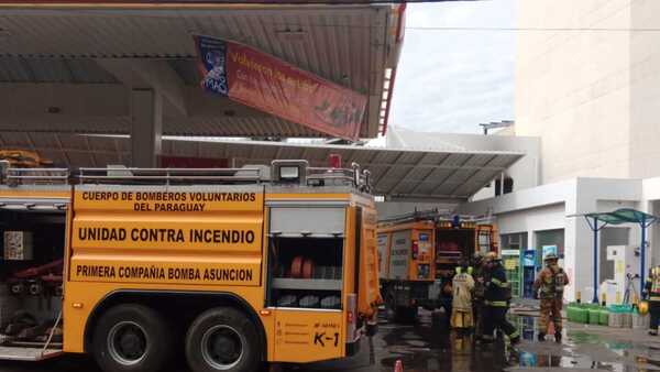 Susto por principio de incendio en una estación de servicios de Asunción