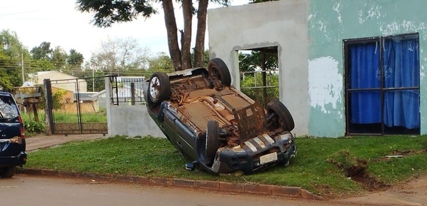 Aparatoso vuelco vehicular en Hernandarias - La Clave