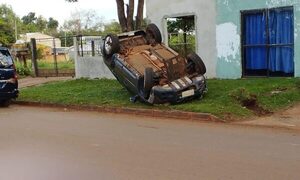 Vehículo vuelca en Hernandarias