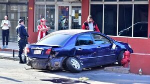 Fuerte choque de autos en el microcentro de Asunción - Policiales - ABC Color