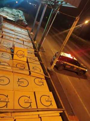 Policía brasileña incauta camión cargado con 375.000 cajetillas de cigarrillos