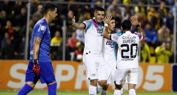 Versus / Libertad se pasea en Dos Bocas ante Guaraní