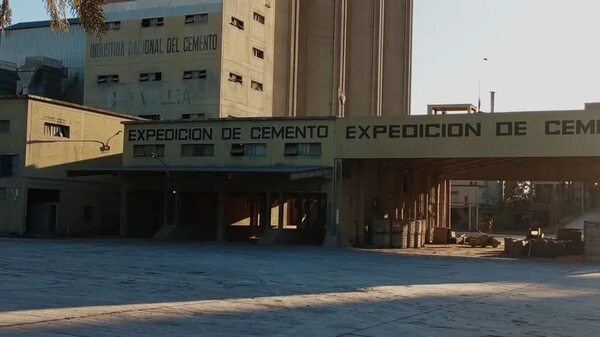 INC debe 900.000 bolsas de cemento a sus clientes, pero sigue sin producir - Economía - ABC Color