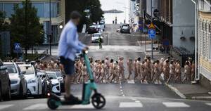La Nación / En Finlandia, unas mil personas posan desnudas