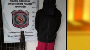 Detienen a joven tras presuntamente apuñalar y robar escopeta a guardia en Asunción