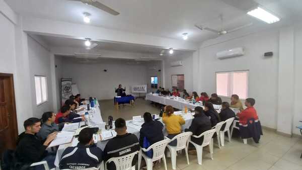 Bomberos Voluntarios se preparan para ser instructores en situaciones de emergencia