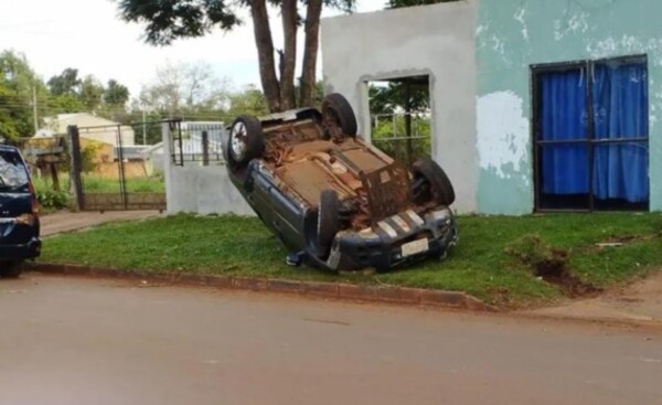 Automóvil volcó y conductor salió ileso