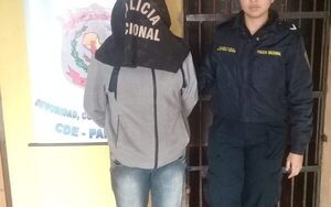 Detienen a mujer que tenía motocicleta hurtada