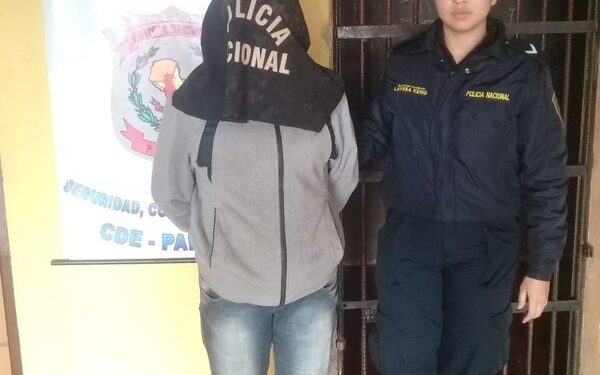 Detienen a mujer que tenía motocicleta hurtada