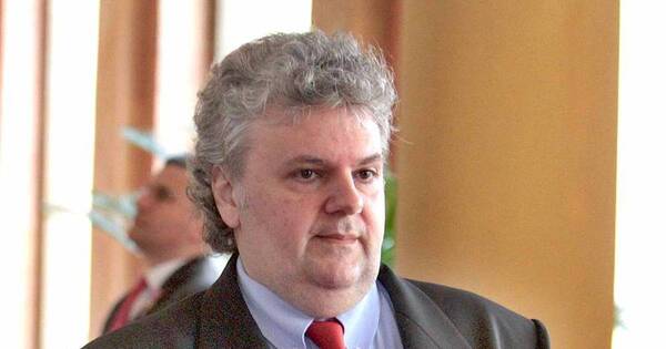 La Nación / Pese a su renuncia, Vallese seguiría nombrando y aumentando salarios en Copaco
