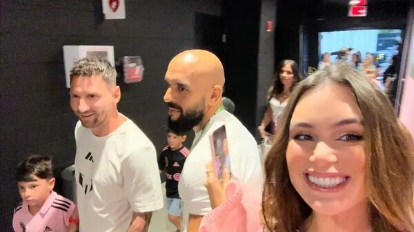 Nadia Ferreira y Stephi Stegman, en primera fila en la presentación de Messi en Miami - Gente - ABC Color