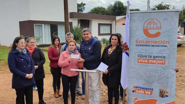 Apoyo económico para la construcción de pavimento en Encarnación