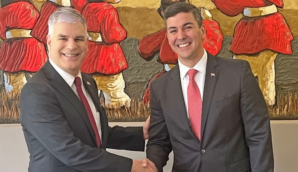 Con un efusivo abrazo, Peña recibió al embajador Ostfield en su residencia