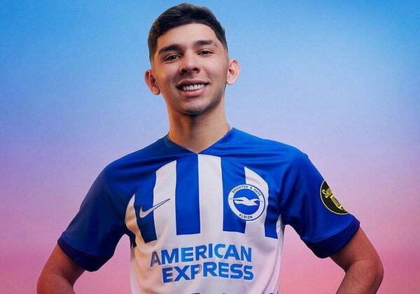 Versus / La "Joya" muestra la nueva camiseta del Brighton para la temporada 2023-24